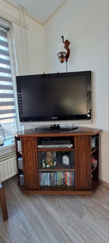 Eikenhouten tv hoekkast