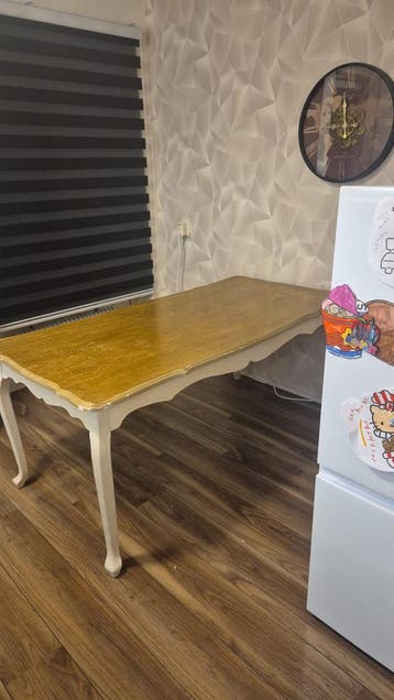 Vintage eettafel met sierlijke poten