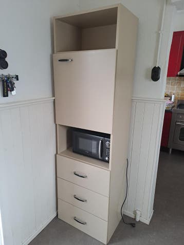 Beige kast met lades en open vak