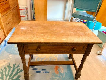 Houten tafeltje met lade