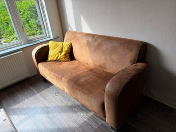 GRATIS Comfortabele bruine stoffen bank - 3-zits