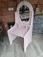 Gratis kaptafel met 3 hartvormige muurdecoratie.