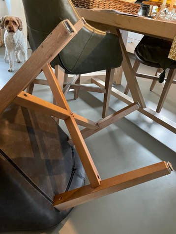 6 gebruikte leren eetkamerstoelen in 3 kleuren (gratis)