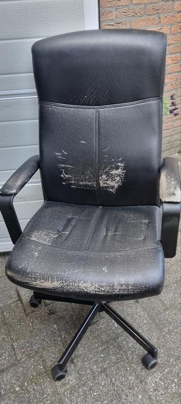 Zwarte draaiende bureaustoel