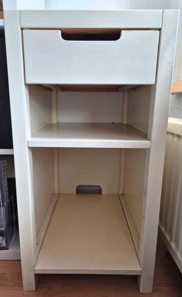 Gratis op te halen: Wit geschilderd houten kastje