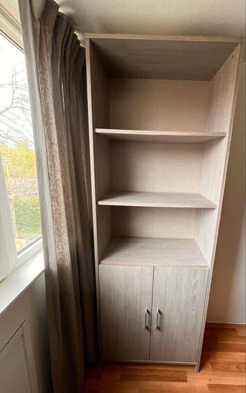 Kast met planken en deurtjes