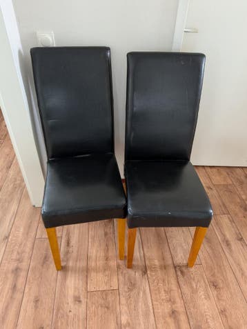 4 stoelen eetkamerstoelen gratis af te halen