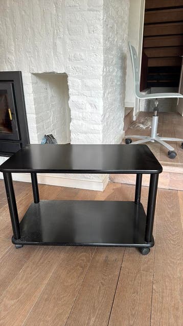 Zwart bijzettafeltje op wieltjes