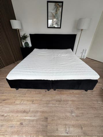GRATIS! Boxspring bed 180x200 zwart met matras – goede staat