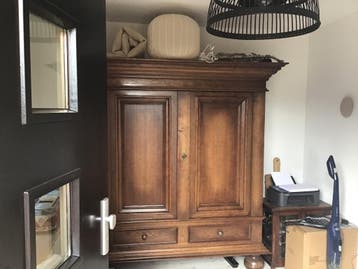 Zware eiken kast , met planken en twee lades