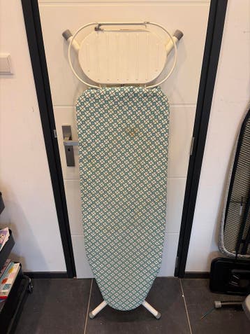 Strijkplank met bloemenpatroon