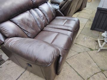 Gratis af te halen: Zwaar leren bankstel met 5 relaxfuncties