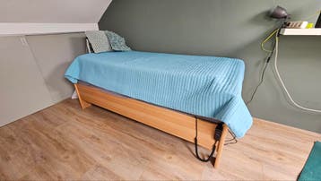 Eenpersoons seniorenbed met elektrisch verstelbare bodem