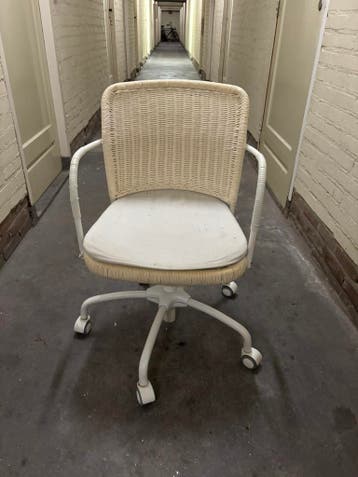 Gratis af te halen: Rieten bureaustoel