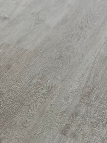 Grijze laminaatvloer 60 m2