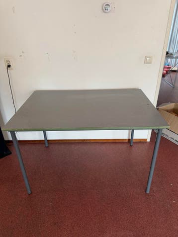 Stevige grijze tafel met metalen poten