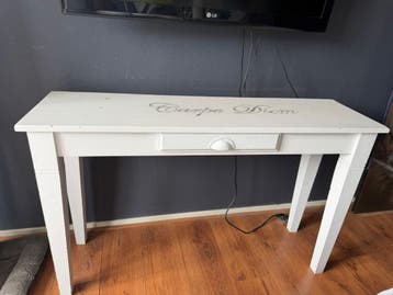 Witte bijzettafel met tekst 'Carpe Diem'