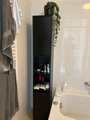 Zwarte hoge badkamerkast gratis ophalen