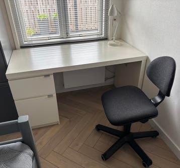 Wit bureau met bureaustoel