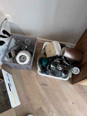 Gratis: Doos vol wijnglazen, pannen en waterkoker