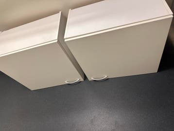 Twee witte wandkastjes met planken