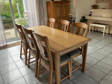 Eetafel met zes stoelen