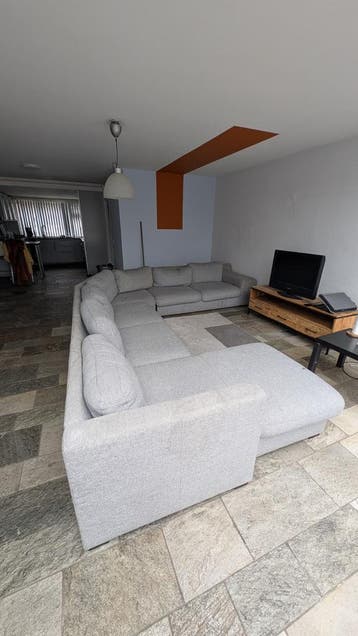 Grote hoekbank met oplaadpunten en comfortabele kussens