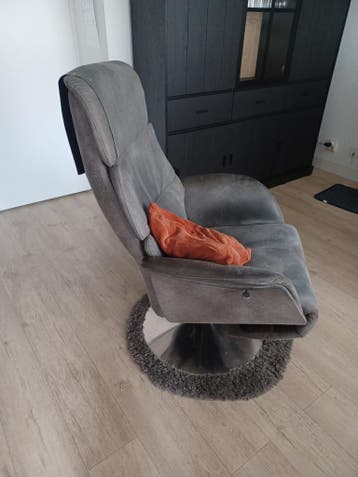 Gratis Comfortabele grijze relaxfauteuil met draaivoet