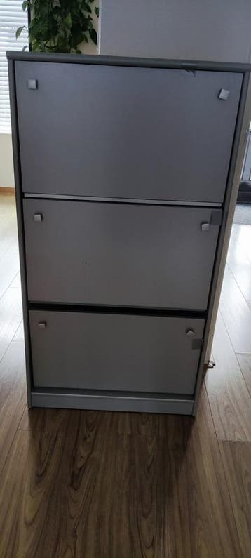 Grijze schoenenkast met drie vakken