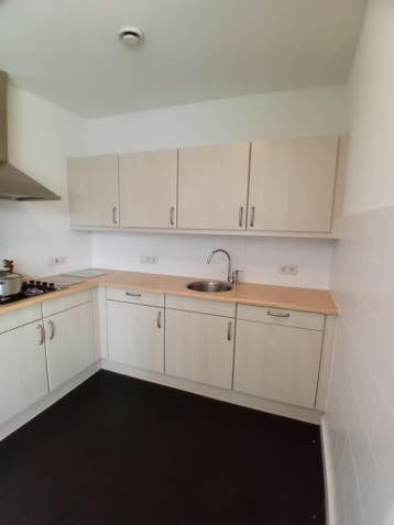 L-vorm keuken met bovenkasten