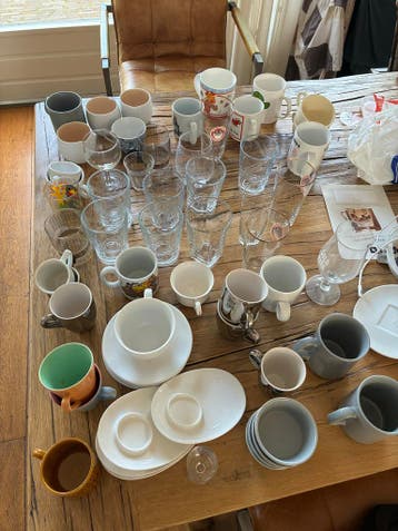Grote verzameling glazen en kopjes