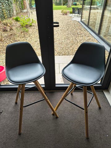 Grijze barkrukken met houten poten - gratis af te halen