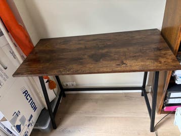 Bureau met houtlook blad en zwart metalen onderstel