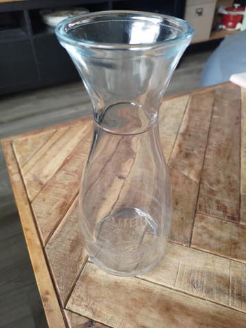 Glazen waterkaraf een liter