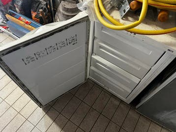 Gratis: Gebruikte vrieskast - Compact en functioneel