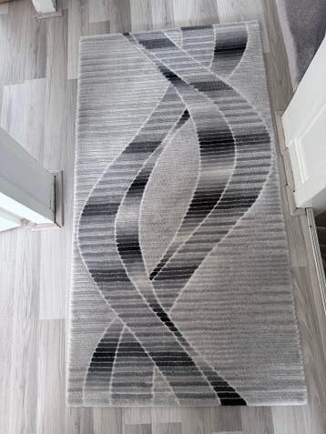 Modern grijs tapijt met abstract patroon