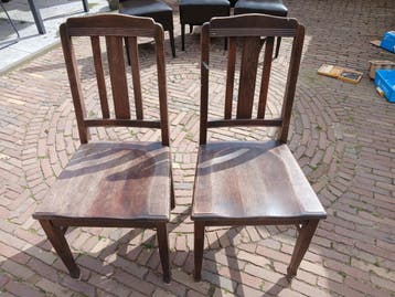 Twee houten eettafelstoelen - gratis ophalen