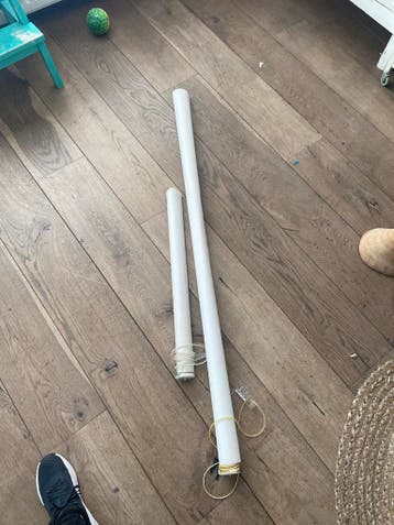 Twee witte rolgordijnen