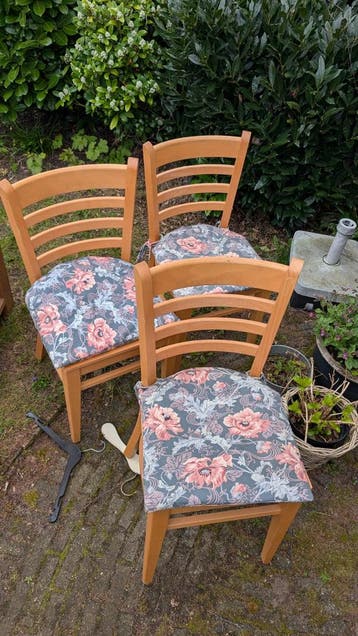 Set van 3 houten stoelen met bloemenkussens