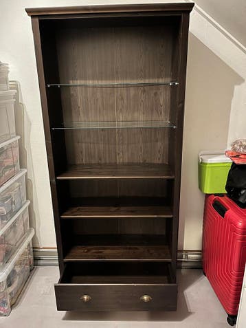 Gratis IKEA Markör boekenkast met lade en glazen planken