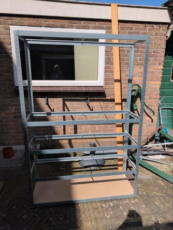Metalen stellingkast voor in de schuur