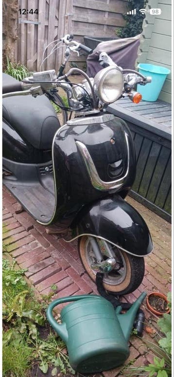 Zwarte Scooter - Ideaal voor stadsverkeer