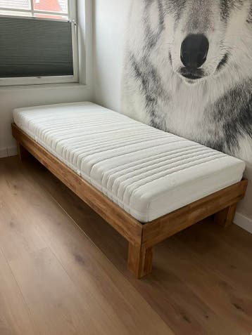 Houten bed 2m (incl lattenbodem, matras, matrasbeschermer)