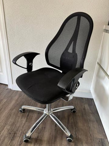 GRATIS Zwarte, verstelbare bureaustoel