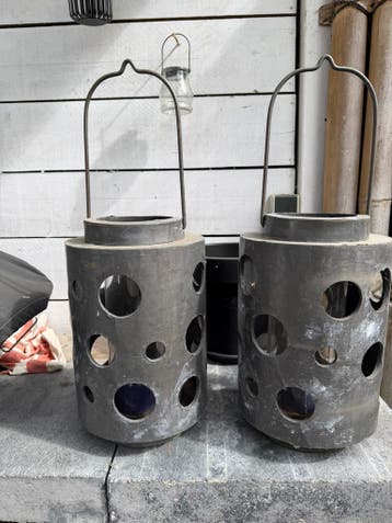 Gratis op te halen 2 grote buiten lantaarns