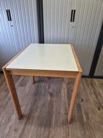 GRATIS witte tafel 80x68x74cm