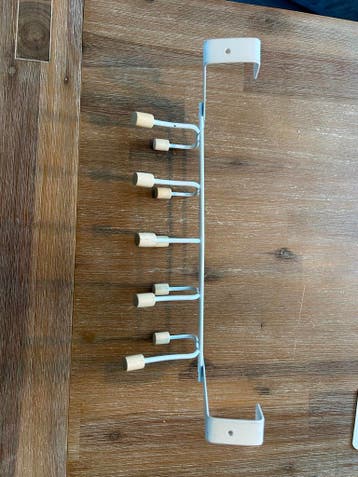 Witte over-de-deur kapstok met houten knoppen