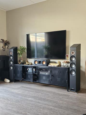 GRATIS Zwart metalen tv meubel. TOT MORGEN TE HALEN!