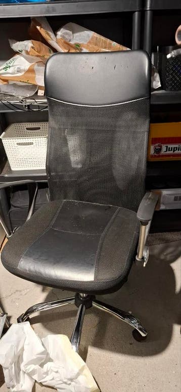 Zwarte bureaustoel met mesh rugleuning