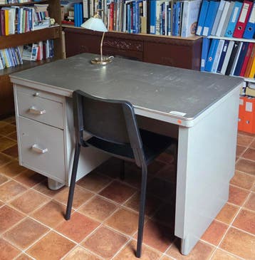 Metalen bureau in klundert